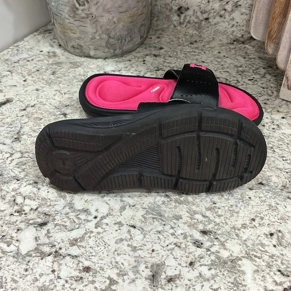 Under Armour Kids size 2  Black and Pink Slide Sandals Worn very little